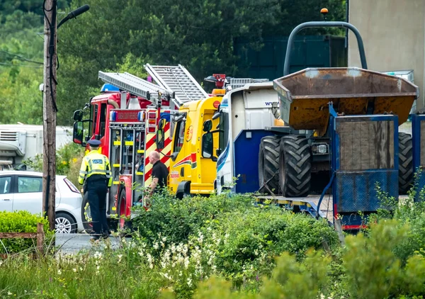 Донегал, Ирландия - 26 июля 2021 года: Спасатели помогают в автокатастрофе в Портну во время Пандемической войны — стоковое фото