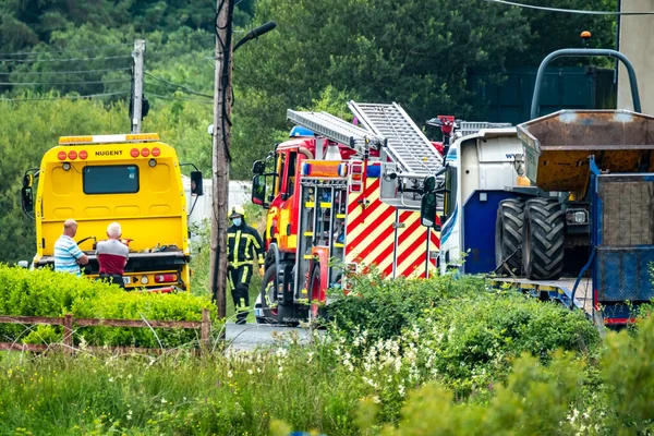 Донегал, Ирландия - 26 июля 2021 года: Спасатели помогают в автокатастрофе в Портну во время Пандемической войны — стоковое фото