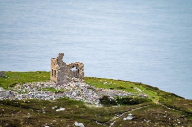 Eski kule Donegal, İrlanda 'daki Horn Head' de duruyor.