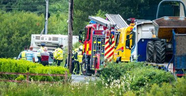 Donegal, İrlanda - 26 Temmuz 2021: Portnoo 'da salgın sırasında trafik kazasında kurtarma ekipleri yardım etti