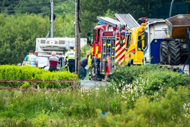 Donegal, İrlanda - 26 Temmuz 2021: Portnoo 'da salgın sırasında trafik kazasında kurtarma ekipleri yardım etti