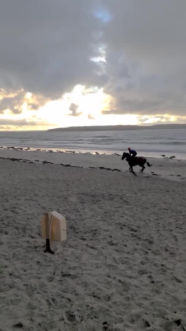 Ridning på vacker strand under solnedgången i grevskapet Donegal - Irland — Stockvideo