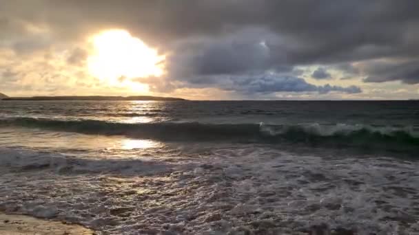 Plage béatifique pendant le coucher du soleil dans le comté de Donegal - Irlande — Video