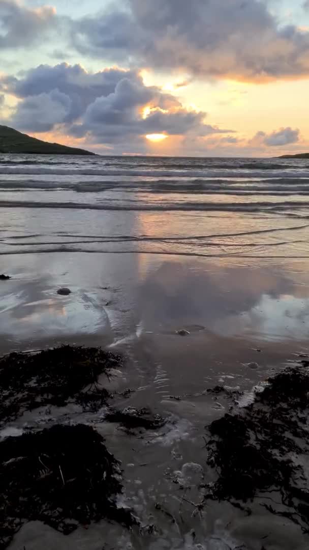 Plage béatifique pendant le coucher du soleil dans le comté de Donegal - Irlande — Video