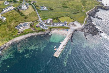 Donegal, İrlanda 'daki Portnoo limanının havadan görüntüsü
