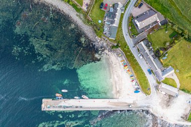 Donegal, İrlanda 'daki Portnoo limanının havadan görüntüsü