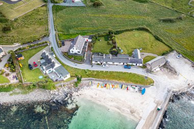 Donegal, İrlanda 'daki Portnoo limanının havadan görüntüsü