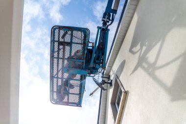 Havadan erişim platformunda çalışan bir işçi, vişne toplayıcısı, temizlik.