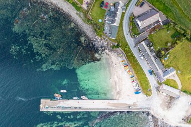 Donegal, İrlanda 'daki Portnoo limanının havadan görüntüsü