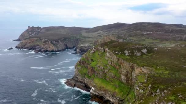 Widok z lotu ptaka na klify w Horn Head, Dunfanaghy - County Donegal, Irlandia — Wideo stockowe