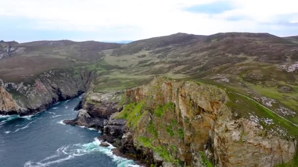 ダンファナギーのホーンヘッドでの崖の空中ビュー- County Donegal, Ireland — ストック動画
