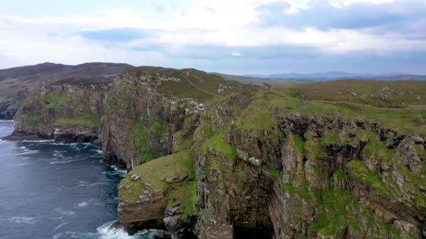 Вид с воздуха на скалы в Хорн-Хед, Данфанаги - графство Донегал, Ирландия — стоковое видео