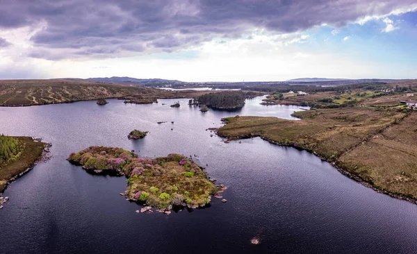 Luchtfoto van eiland in Lough Craghy, Tully Lake - Onderdeel van het Dungloe systeem — Stockfoto