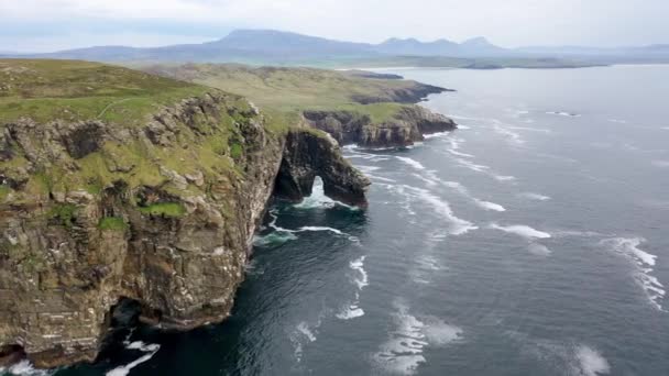 Vista aérea del Marble Arch en el Condado de Donegal - Irlanda — Vídeo de stock