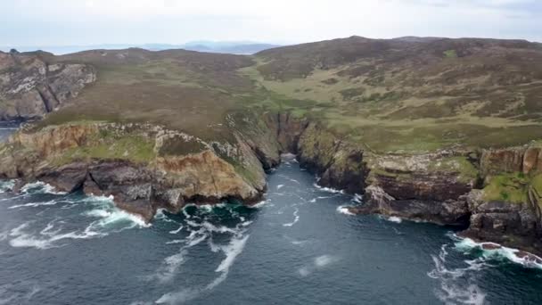 Вид з повітря на скелі в Горн - Хед (графство Дунфангагі - Донегал, Ірландія). — стокове відео