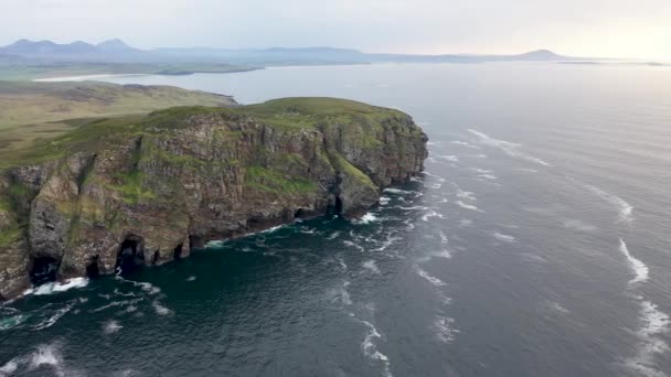Vista aérea de los acantilados en Horn Head, Dunfanaghy - Condado de Donegal, Irlanda — Vídeo de stock