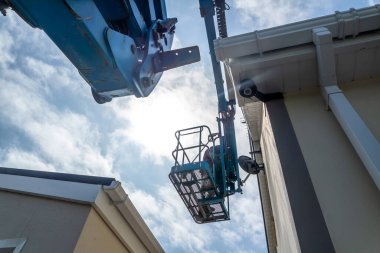 Havadan erişim platformunda çalışan bir işçi, vişne toplayıcısı, temizlik.