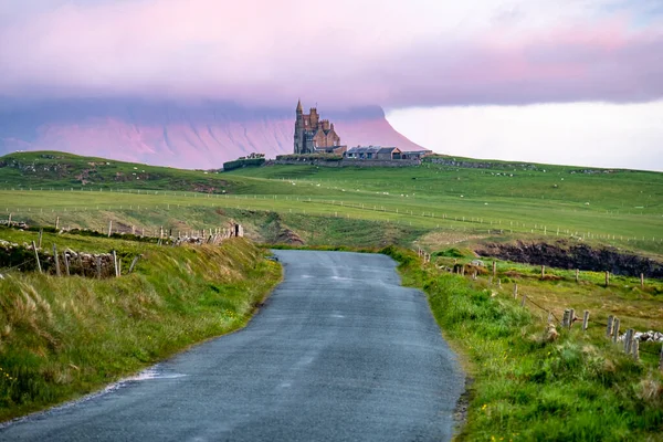 Vägen till slottet Classiebawn i Sligo - Irland — Stockfoto