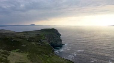 Horn Head, Dunfanaghy 'deki uçurumların havadan görünüşü - County Donegal, İrlanda