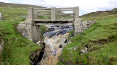 Ardara ile Glencolumbkille arasındaki An Limanı Şelalesi - İrlanda.