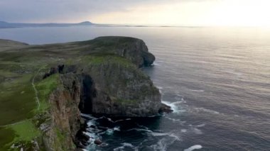 Horn Head, Dunfanaghy 'deki uçurumların havadan görünüşü - County Donegal, İrlanda