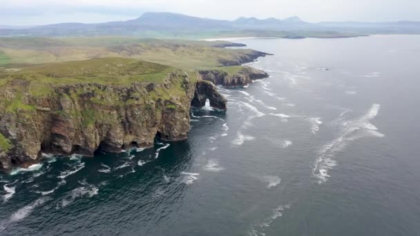 Vue aérienne de l'arche de marbre dans le comté de Donegal - Irlande — Video