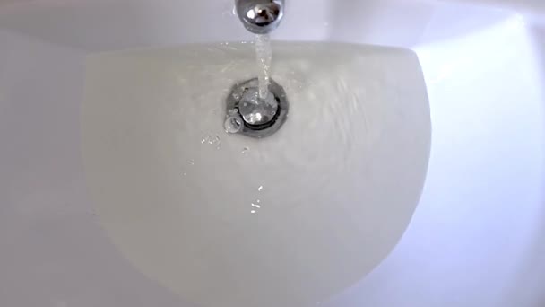 Verontreinigd water uit de kraan in de wasbak van de badkamer — Stockvideo