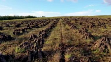 İlçe Donegal-İrlanda 'da turba bataklığına istiflenmiş turba.