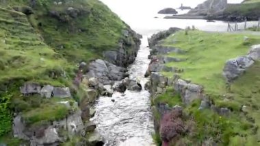 Ardara ile Glencolumbkille arasındaki An Limanı Şelalesi - İrlanda.