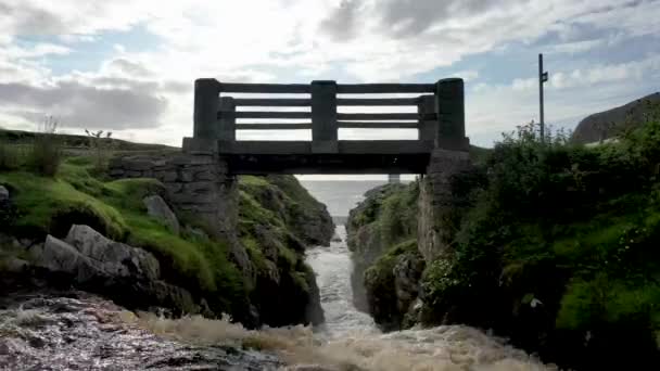 Cascada en un puerto entre Ardara y Glencolumbkille en el Condado de Donegal - Irlanda. — Vídeos de Stock