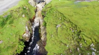Ardara ile Glencolumbkille arasındaki An Limanı Şelalesi - İrlanda.