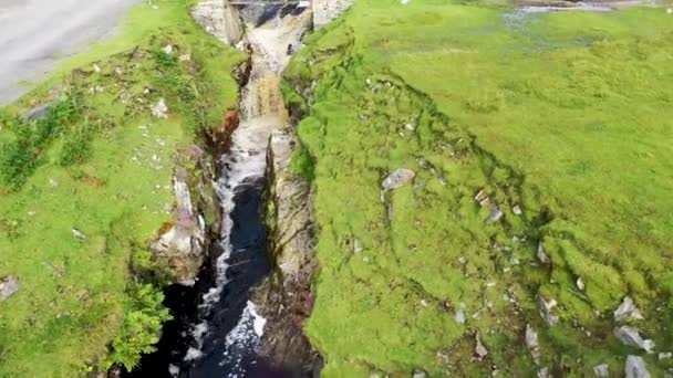 Ardara ile Glencolumbkille arasındaki An Limanı Şelalesi - İrlanda. — Stok video