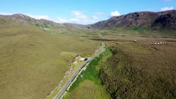 A kikötő felé vezető út Ardara és Glencolumbkille között Donegal megyében (Írország). — Stock videók