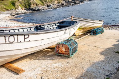 An Port, County Donegal, İrlanda - 11 Ağustos 2021: Limanda bulunan gemiler