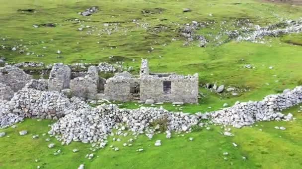 Εγκαταλελειμμένο χωριό σε λιμάνι μεταξύ Ardara και Glencolumbkille στην κομητεία Donegal - Ιρλανδία. — Αρχείο Βίντεο