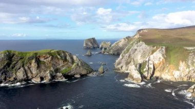 Ardara ve Glencolumbkille arasındaki inanılmaz sahil şeridi County Donegal - İrlanda.