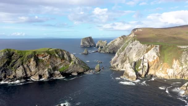 Ardara ve Glencolumbkille arasındaki inanılmaz sahil şeridi County Donegal - İrlanda. — Stok video