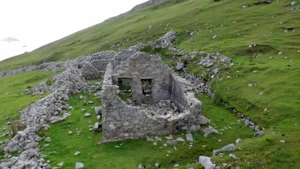 Заброшенная деревня в порту между Ардарой и Glencolumbkille в графстве Донегал - Ирландия. — стоковое видео