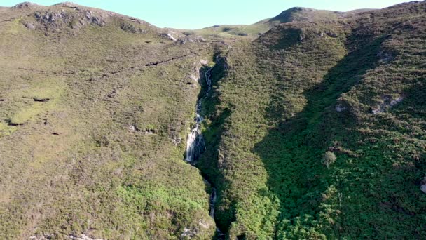 Şelale Croaghacullion 'dan Ardara ve Glencolumbkille arasında bir limana akıyor.. — Stok video