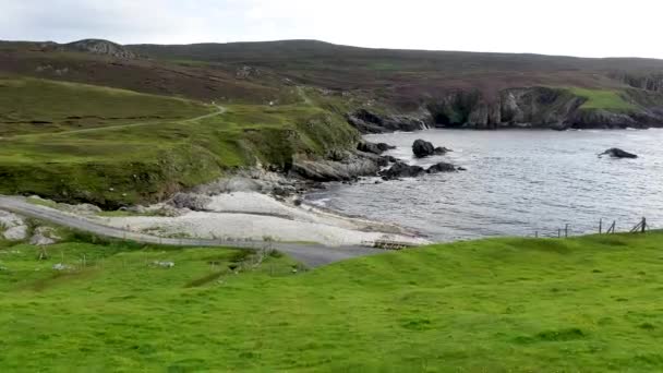 ドニゴール州のArdaraとGlencolumbkileの間のポートで驚くべき海岸線-アイルランド. — ストック動画