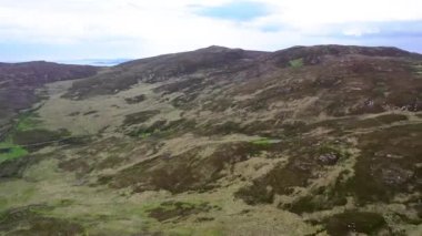 Horn Head, Dunfanaghy 'deki uçurumların havadan görünüşü - County Donegal, İrlanda