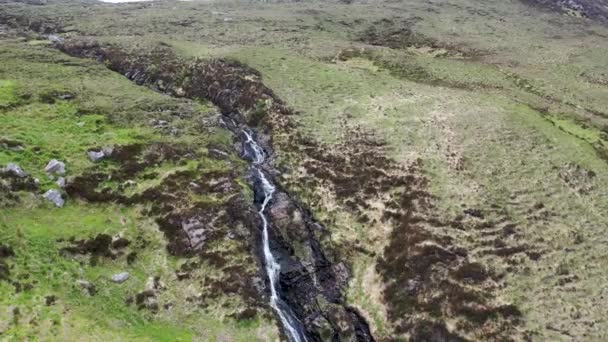 Widok z lotu ptaka na wodospad w górach niedaleko Crolly w hrabstwie Donegal - Irlandia — Wideo stockowe