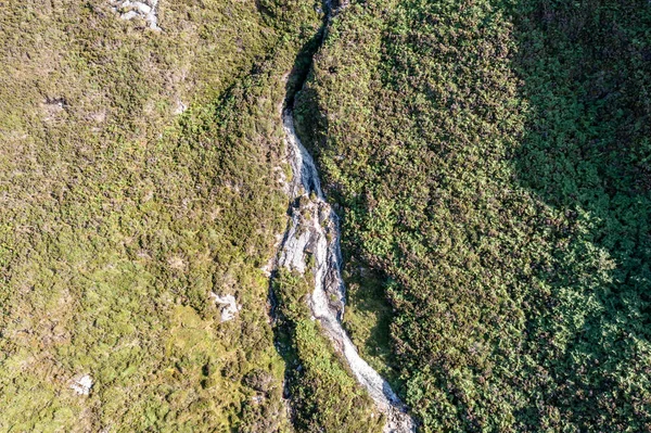 A Croaghacullionból az Ardara és Glencolumbkille közötti kikötőbe áramló vízesés Donegal megyében (Írország). — Stock Fotó