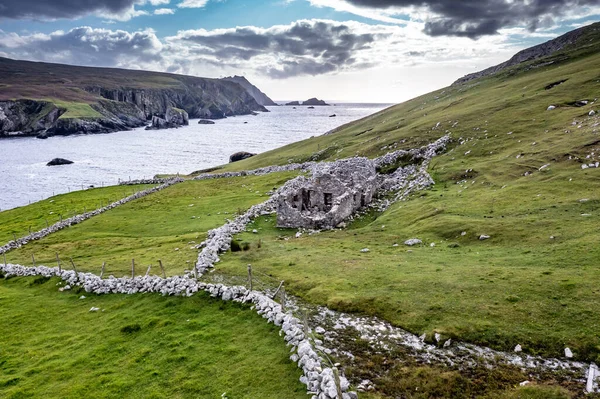 Aldeia abandonada num porto entre Ardara e Glencolumbkille no condado de Donegal - Irlanda. — Fotografia de Stock