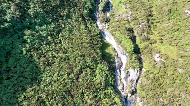 Şelale Croaghacullion 'dan Ardara ve Glencolumbkille arasında bir limana akıyor.. — Stok video