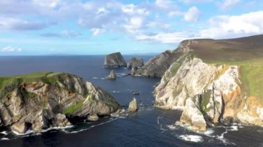 Ardara ve Glencolumbkille arasındaki inanılmaz sahil şeridi County Donegal - İrlanda.