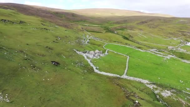 Opuštěná vesnice v přístavu mezi Ardarou a Glencolumbkille v hrabství Donegal - Irsko. — Stock video