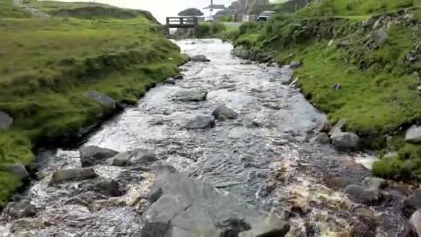 Cachoeira em um porto entre Ardara e Glencolumbkille no Condado de Donegal - Irlanda. — Vídeo de Stock