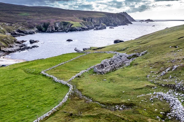 Aldeia abandonada num porto entre Ardara e Glencolumbkille no condado de Donegal - Irlanda. — Fotografia de Stock