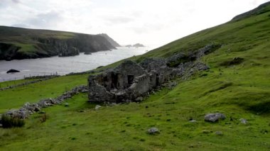Ardara ile Glencolumbkille arasındaki An Limanı 'nda terk edilmiş bir köy..